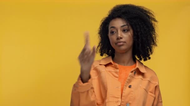 Mulher Afro Americana Insatisfeita Apontando Com Dedo Isolado Amarelo — Vídeo de Stock