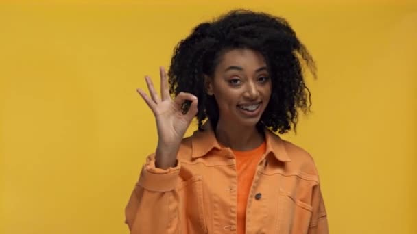 Glimlachen Afrikaans Amerikaanse Vrouw Tonen Geïsoleerd Geel — Stockvideo
