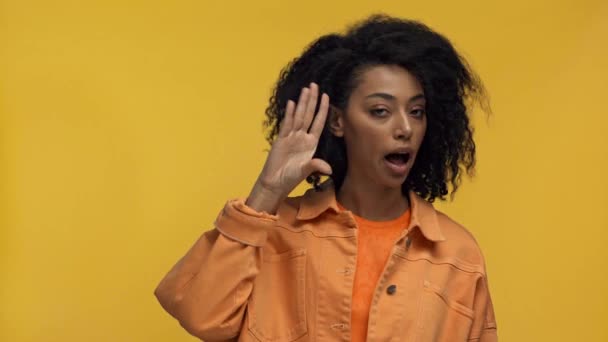 Mulher Afro Americana Insatisfeita Mostrando Blá Blá Gesto Isolado Amarelo — Vídeo de Stock
