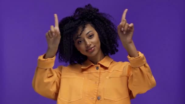 Lächelnde Afroamerikanerin Zeigt Herz Geste Isoliert Auf Lila — Stockvideo