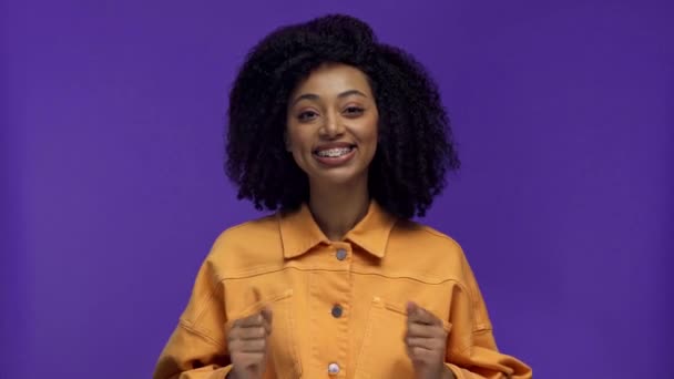 Sorridente Afro Americano Mulher Acenando Isolado Roxo — Vídeo de Stock