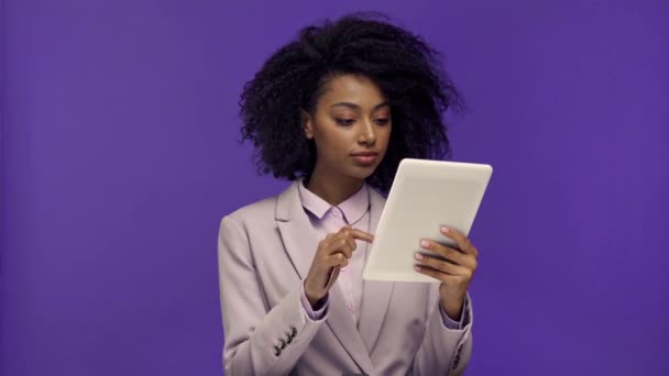 Pensativa Mujer Negocios Afroamericana Utilizando Tableta Digital Aislada Púrpura — Vídeo de stock