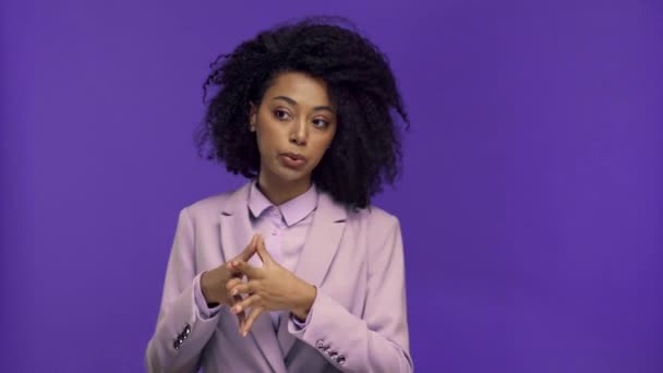 Sorridente Mulher Negócios Afro Americana Falando Isolado Roxo — Vídeo de Stock