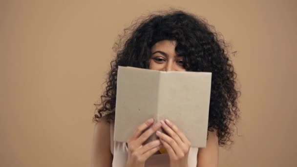 Feliz Mulher Racial Divertindo Com Livro Isolado Bege — Vídeo de Stock