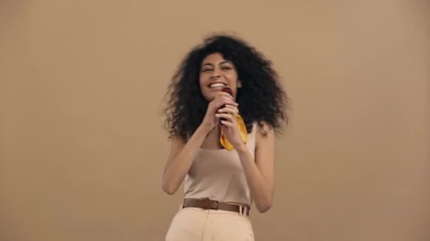 Allegro Cantante Razziale Che Canta Microfono Isolato Beige — Video Stock