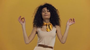 rüya gibi çift ırklı kadın meditasyon yapıyor koyu sarı üzerinde