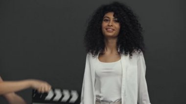 Siyahların üzerinde yalnız dans eden neşeli çift ırklı aktris.