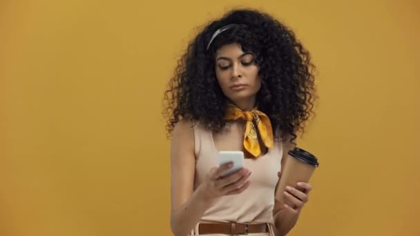 Alegre Racial Mujer Bebiendo Café Para Charlando Bailando Aislado Amarillo — Vídeo de stock