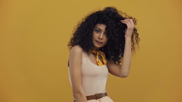 黒っぽい黄色で区切られた髪 そしてウィンクに触れる浮気二人種間の女性 — ストック動画