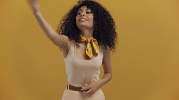 Mutlu Çift Irklı Kadın Baş Parmağını Kaldırıyor Koyu Sarı Renkte — Stok video