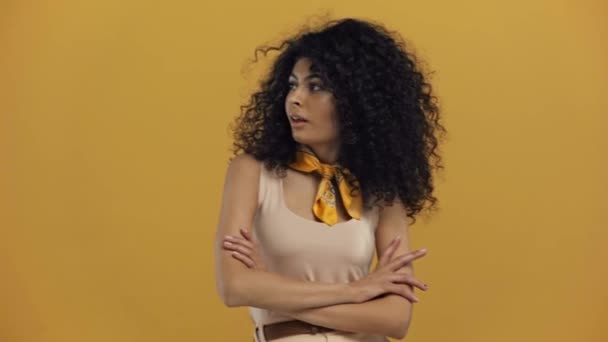 Αυτοπεποίθηση Φυλετική Γυναίκα Δείχνει Hush Σημάδι Απομονώνονται Σκούρο Κίτρινο — Αρχείο Βίντεο