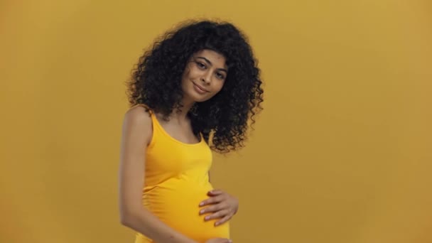 Mutlu Çift Irklı Hamile Kadın Koyu Sarı Üzerinde Izole Kalp — Stok video