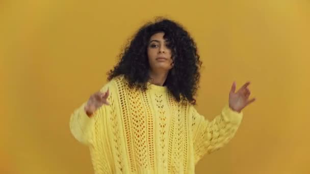 Χαρούμενη Αμφι Φυλετική Γυναίκα Χορεύει Απομονωμένη Στο Σκούρο Κίτρινο — Αρχείο Βίντεο