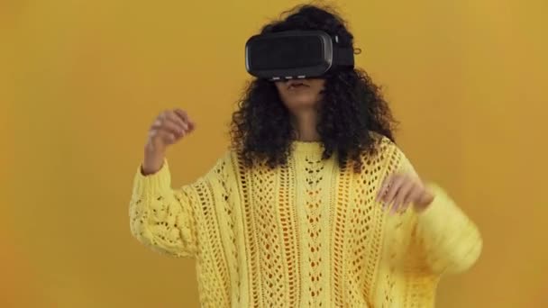 Raciale Vrouw Headset Met Behulp Van Virtuele Gadget Geïsoleerd Donker — Stockvideo