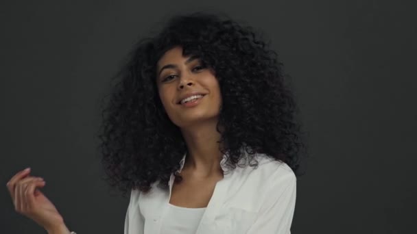 Flirt Raciale Femme Toucher Les Cheveux Isolés Sur Noir — Video