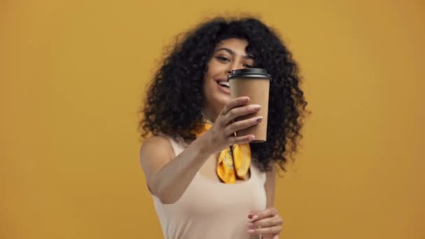 Alegre Racial Mujer Mostrando Café Para Aislado Amarillo Oscuro — Vídeo de stock