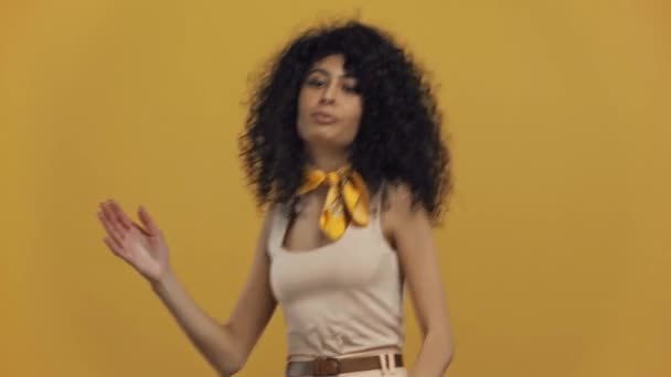 濃い黄色に隔離された楽しい二人種間の女性のダンス — ストック動画