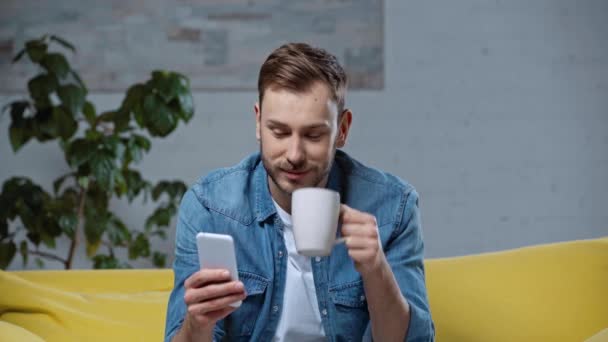 Улыбающийся Человек Пьет Кофе Делает Онлайн Ставки — стоковое видео