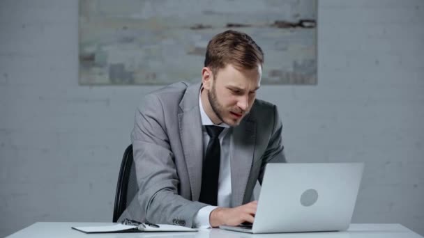 Αναστατωμένος Επιχειρηματίας Κάνοντας Online Στοιχήματα Στο Γραφείο — Αρχείο Βίντεο