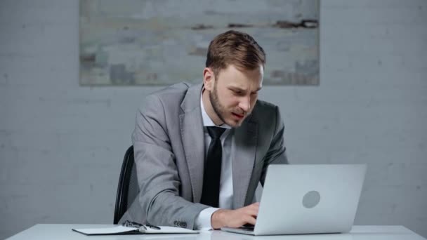 Molesto Hombre Negocios Haciendo Apuestas Línea Oficina — Vídeos de Stock