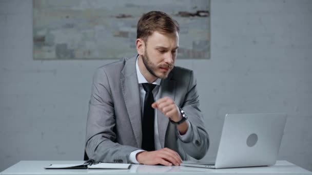 Homem Negócios Sonolento Fazendo Apostas Online Escritório — Vídeo de Stock