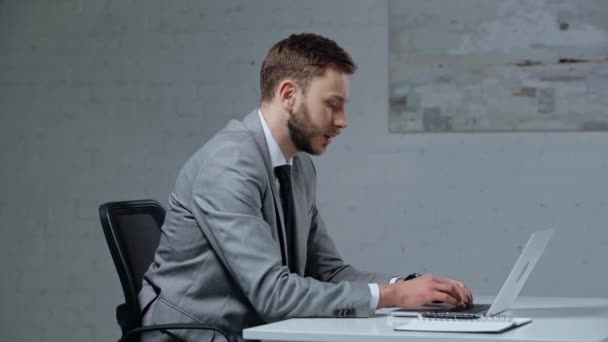 Homme Affaires Mécontent Faisant Des Paris Ligne Dans Bureau — Video