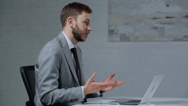 Αυτοπεποίθηση Επιχειρηματίας Μιλάει Και Gesturing Στο Γραφείο — Αρχείο Βίντεο