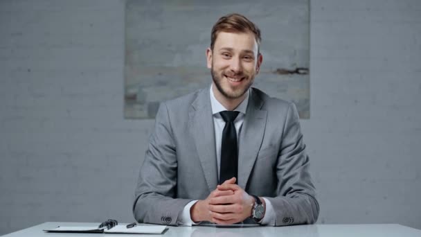 Positiver Geschäftsmann Spricht Vor Laufender Kamera — Stockvideo