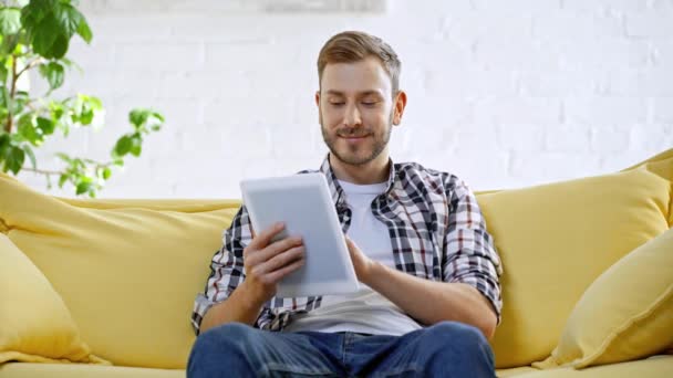 Veselý Muž Line Sázky Digitální Tablet — Stock video