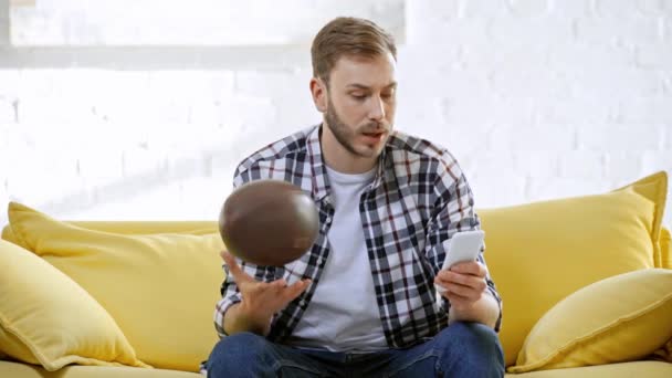 Fanático Los Deportes Concentrados Celebración Baloncesto Hacer Apuestas Línea — Vídeos de Stock