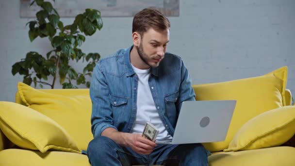 オンライン賭けをしながら幸せなギャンブラーはドル紙幣を保持 — ストック動画