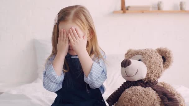 Roztomilé Dítě Skrývající Medvídka Posteli — Stock video