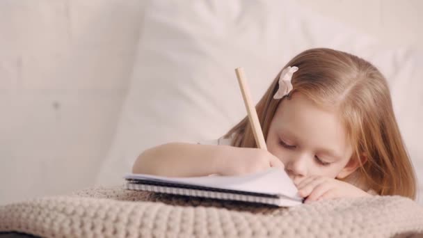 Παιδική Ζωγραφική Ενώ Βρίσκεται Στο Κρεβάτι — Αρχείο Βίντεο