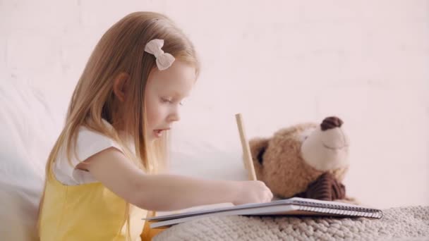 Dessin Enfant Avec Crayon Par Ours Peluche Sur Lit — Video