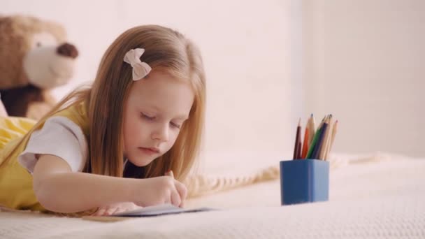 Foco Seletivo Criança Que Desenha Cama — Vídeo de Stock