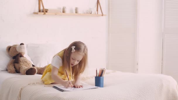 Παιδική Ζωγραφική Μολύβια Ενώ Κάθεται Στο Κρεβάτι — Αρχείο Βίντεο
