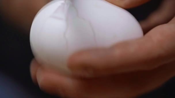 Медленное Движение Человека Разбивающего Яйцо — стоковое видео