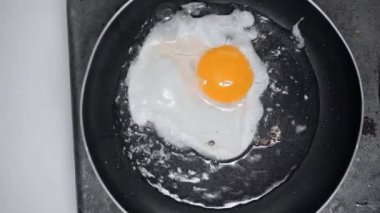 Hyperlapse of woman frying egg 