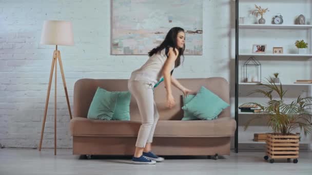 Šťastná Žena Tančí Obývacím Pokoji — Stock video