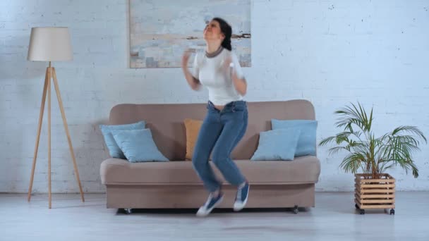 Сердитая Женщина Прыгает Застегивая Джинсы — стоковое видео