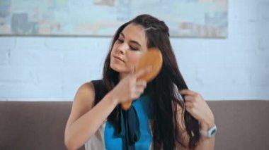 üzgün bir kadın tarıyor ve saçları döküyor.