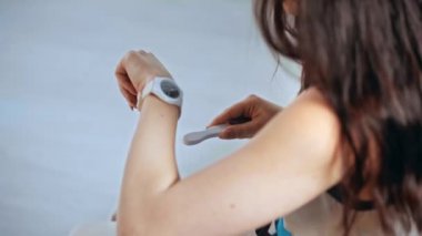 Hamilelik testi tutan kadın görüntüsü 