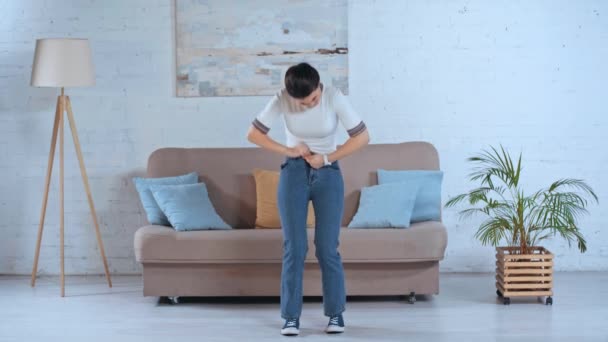 Kız Evde Kot Pantolon Bağlarken Zıplıyor — Stok video