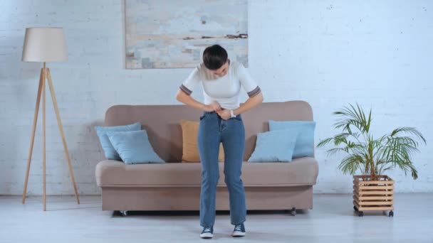 Menina Pulando Enquanto Fixa Jeans Casa — Vídeo de Stock