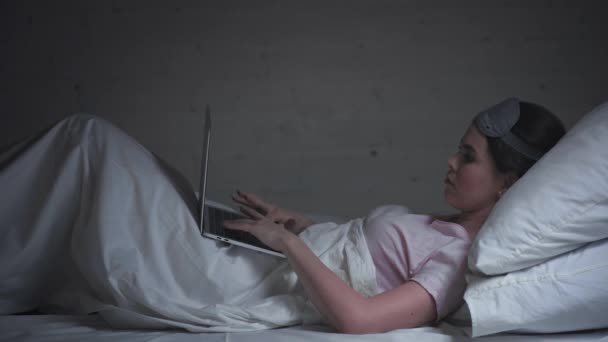 Widok Boku Zmęczony Kobieta Pomocą Laptopa Łóżku — Wideo stockowe