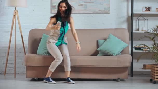 Tiempo Caducidad Mujer Tomando Selfie Casa — Vídeo de stock