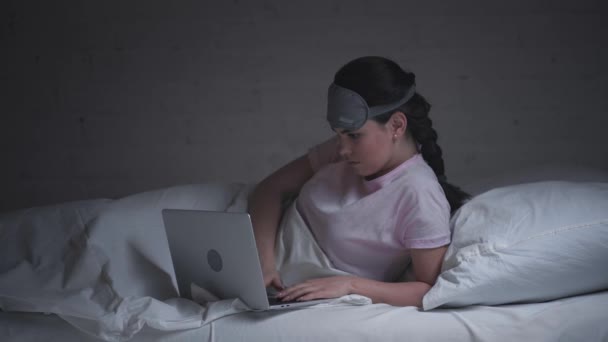 Vermoeide Jonge Vrouw Met Laptop Bed — Stockvideo