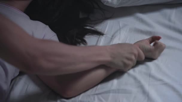 Vista Recortada Del Hombre Abusando Mujer Dormitorio — Vídeos de Stock