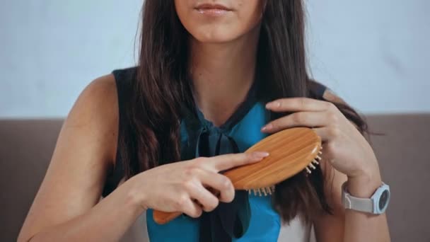 Recortado Vista Mujer Disgustada Cepillado Cabello — Vídeos de Stock