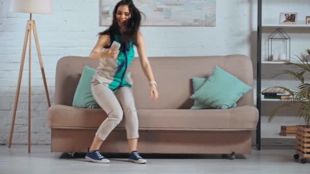 Mujer Feliz Tomando Selfie Sala Estar — Vídeos de Stock